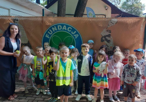 przedszkolaki wraz z nauczycielką podczas wizyty na kortach tenisowych