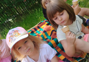 Dziewczynki jedzące lody