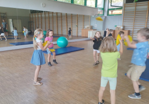dzieci podczas zajęć sportowych