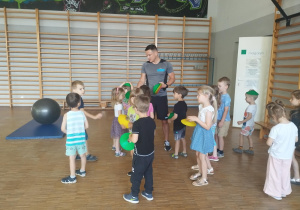 dzieci podczas zajęć sportowych z trenerem