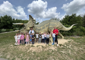 dzieci z grupy pszczółek z Paniami na tle dinozaura