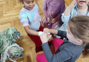 , Dzieci podczas praktycznych zabaw edukacyjnych - bandażowanie ran.
