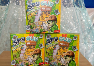 Na zdjęciu znajdują się pudełka gry SpyGuy.
