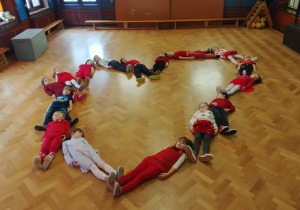 serce ułożone przez przedszkolaki z własnych ciał