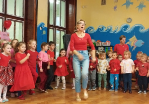 przedszkolaki wraz z Paniami podczas wspólnej zabawy muzyczno- ruchowej