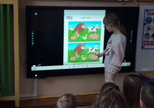 dziewczynka podczas wykonywania zadania z wykożystaniem monitora