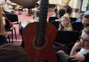 Dzieci przyglądają się instrumentom z bliska.