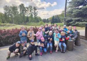 zdjęcie grupowe dzieci podczas posiłku plenerowego
