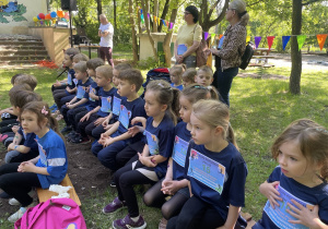 dzieci siedzące na ławce podczas zawódów