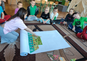 Dzieci wspólnie tworzą piramidę zdrowego odżywiania