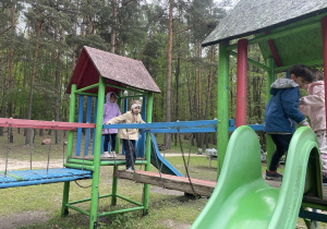 dzieci podczas zabawy na placu zabaw