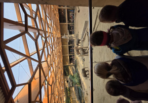 Na zdjęciu dzieci oglądają słonie na wybiegu.