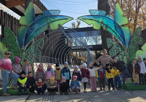 na zdjęciu grupa Lisków pozuje na tle Orientarium.