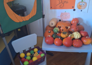 Na zdjęciu znajduje się kącik z różnorodnymi dyniami.