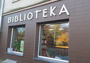 Na zdjęciu znajduje się wejście do biblioteki.