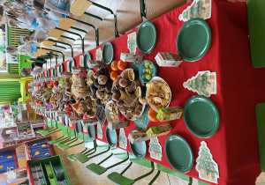 stół z poczęstunkiem dla dzieci i gości