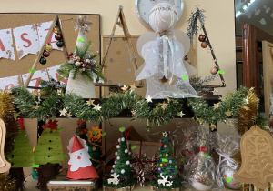 Ozdoby świąteczne zgromadzone na kiermaszu