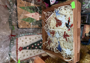 Ozdoby świąteczne zgromadzone na kiermaszu