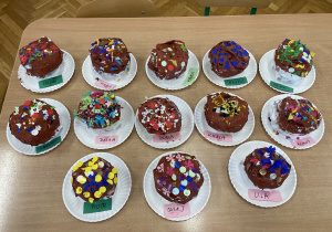 Papierowe pączki w wykonaniu dzieci z grupy Pszczółek