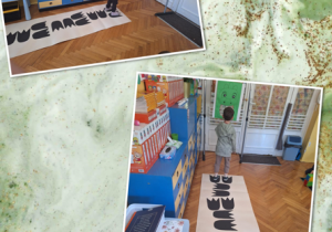 Na zdjęciu dzieci skaczą po śladach dinozaura, i rzucają do celu kolorowymi piłeczkami.