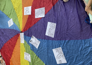 Układanka rozsypana na kolorowej chuście animacyjnej