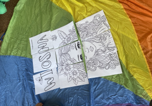 układanka o wiośnie ułożona przez dzieci na tle chusty animacyjnej