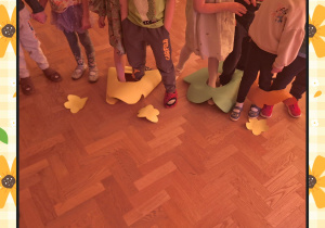 Na zdjęciu dzieci w parach biorą udział w zabawie ruchowej.