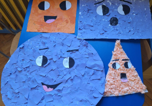 Na zdjęciu dzieci układają obrazek wykorzystując papierowe figury geometryczne.