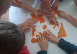 Na zdjęciu są figury geometryczne: koło, kwadrat, prostokąt, trójkąt, wyklejone plasteliną, kolorowym papierem i bibułą.