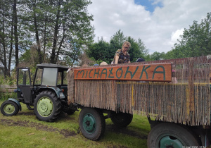 Traktor i wóz z napisem " Michałówka".