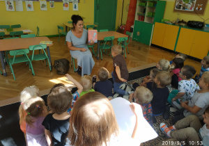 Pani Anetka czyta dzieciom