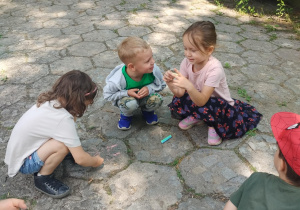 dzieci podczas zabawy kredą