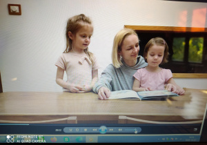 Mama Helenki podczas czytania bajki wraz z córkami