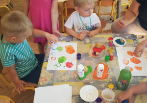 kropki duże i małe - dzieci wykonują pracę plastyczną stemplując różnymi przedmiotami maczanymi w farbie