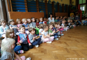 dzieci podczas wspólnego śpiewania