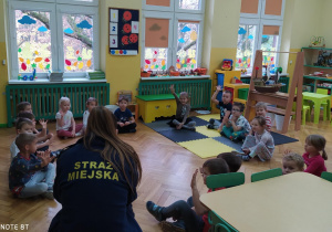 Dzieci z grupy czwartej podczas rozmowy z przedstawicielem straży miejskiej w Łodzi