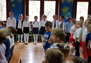 Przedszkolaki podczas wspólnego śpiewania hymnu