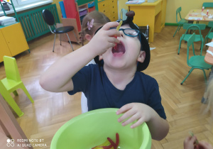 Chłopiec zjadający żelki dżdżownice