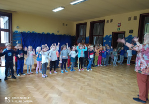 Grupa przedszkolaków podczas wspólnego tańca z Panią Ulą