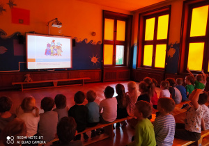 Dzieci podczas oglądania prezentacji z wykorzystaniem tablicy multimedialnej