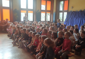 przedszkolaki siedzące na widowni podczas przedstawienia