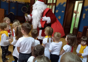 Zdjęcie przedstawia dzieci witające Świętego Mikołaja.
