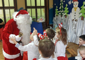 Dzieci z grupy VI Słoneczka dziękują Mikołajowi za wspólną wesołą zabawę i otrzymane świąteczne prezenty