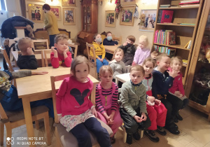 Dzieci z grupy pszczółek podczas wizyty w teatrze, siedzą na widowni w oczekiwaniu na rozpoczęcie przedstawienia