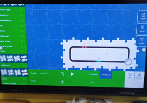 trasa dla ozobota ułożona na tablicy multimedialnej