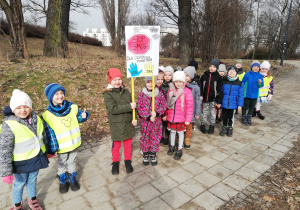 Grupa dzieci w Parku 3-go Maja, trzymają transparent „Stop Smog”.