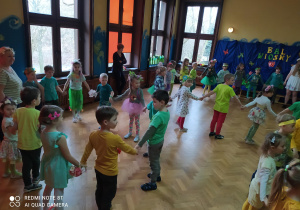 Przedszkolaki podczas tańca w kółeczkach