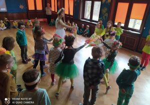 Dzieci z grupy piątej podczas prezentacji tańca