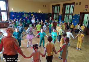 Przedszkolaki podczas tańca w kółeczkach