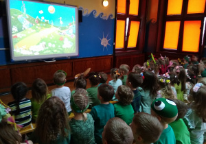 Dzieci oglądają prezentację o wiośnie